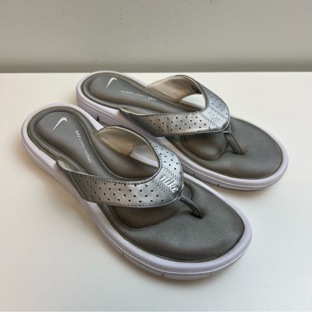 Nike Comfort Footbed Flip Flop Sandals White Silver Womens Size 9 Cushioned